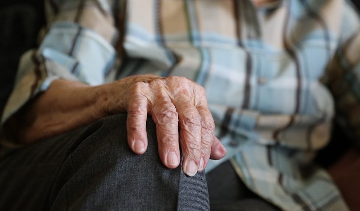 Malattie e generazione solitaria: in estate cresce il rischio per gli anziani durante Ferragosto