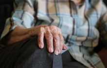 Malattie e generazione solitaria: in estate cresce il rischio per gli anziani durante Ferragosto