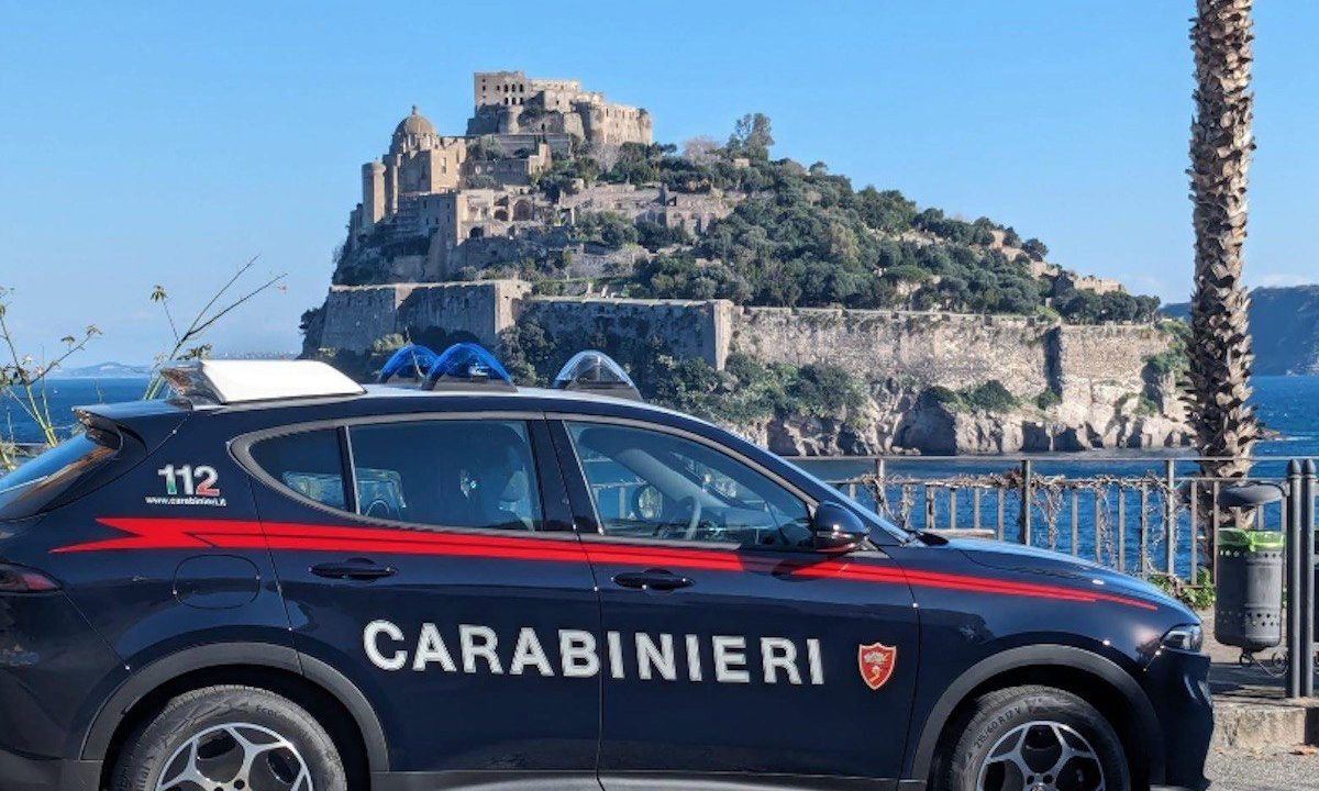 Controlli serrati di Ferragosto ad Ischia e Procida: 7 denunce e centinaia di identificazioni per garantire la sicurezza turistica.
