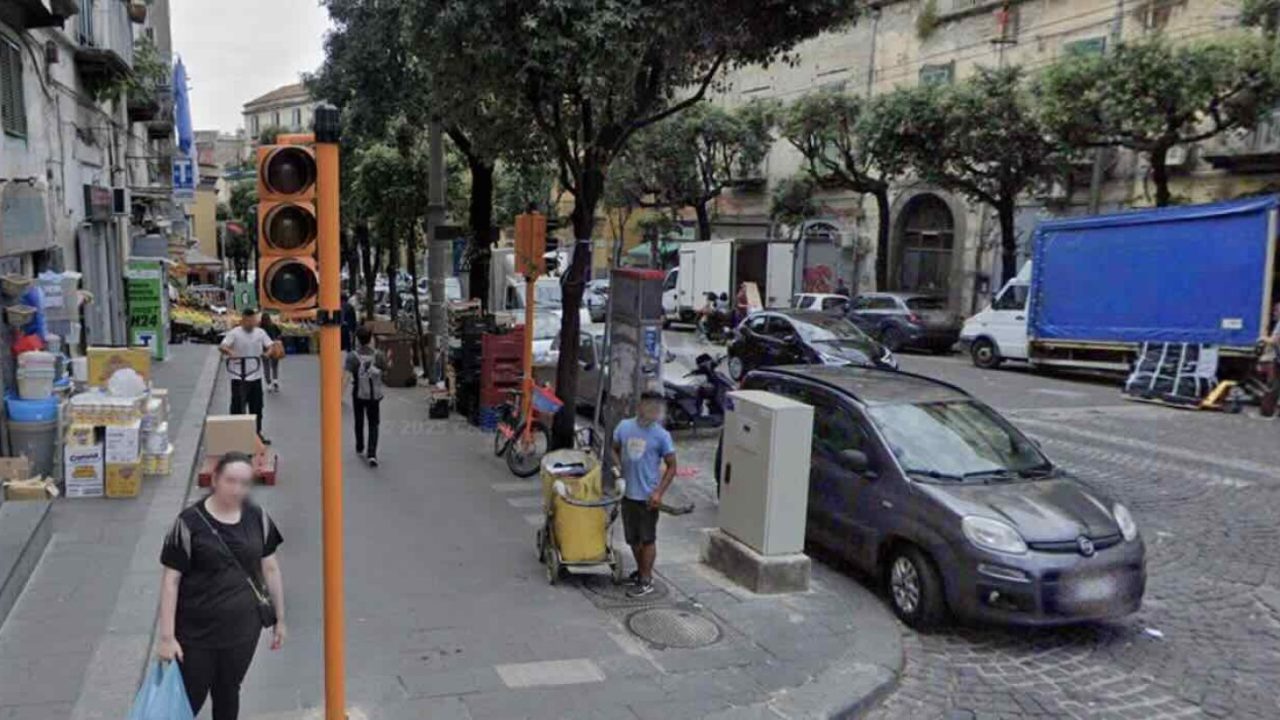 Donna ritrovata ferita a Napoli: scattano le indagini per chiarire la dinamica dell’accaduto