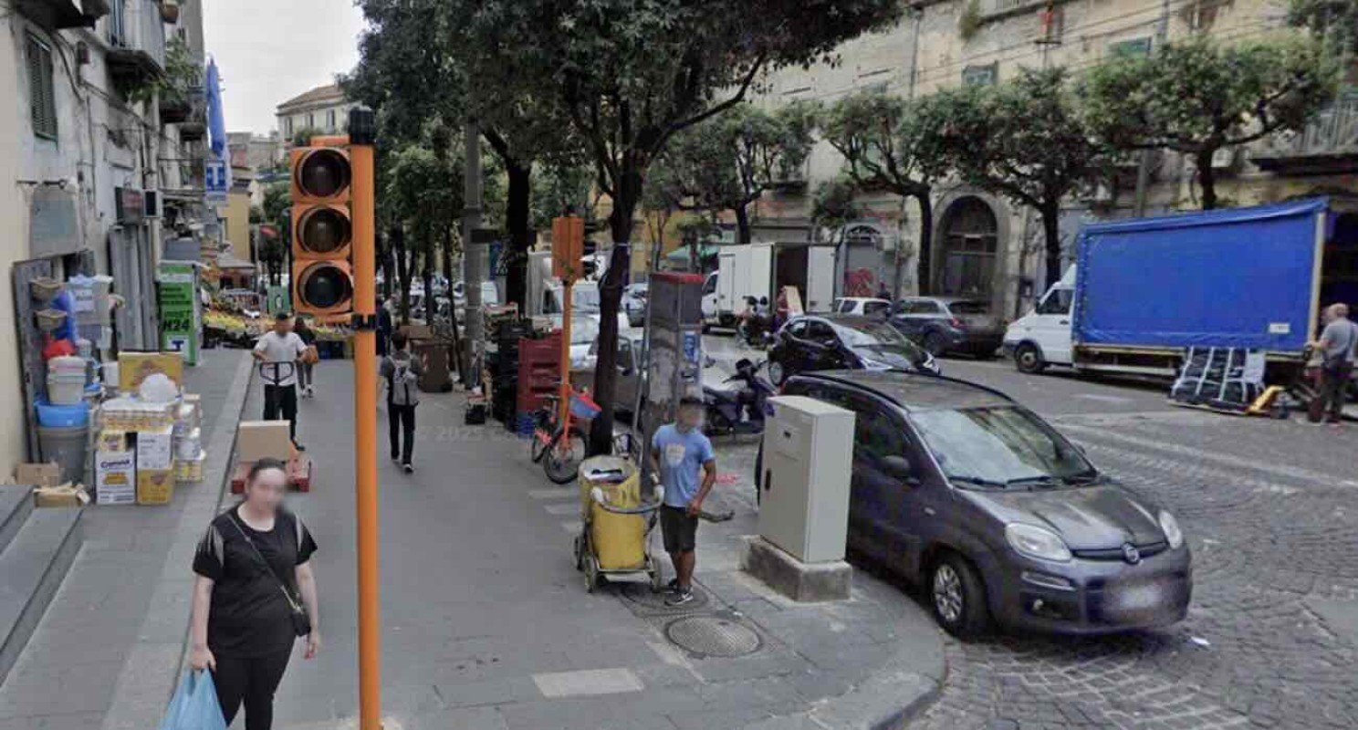 Donna ritrovata ferita a Napoli: scattano le indagini per chiarire la dinamica dell’accaduto