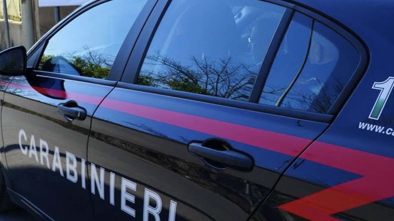 Giovani in trasgressione ad Avellino: denunciati un ubriaco e un falsario di documenti durante i controlli stradali.
