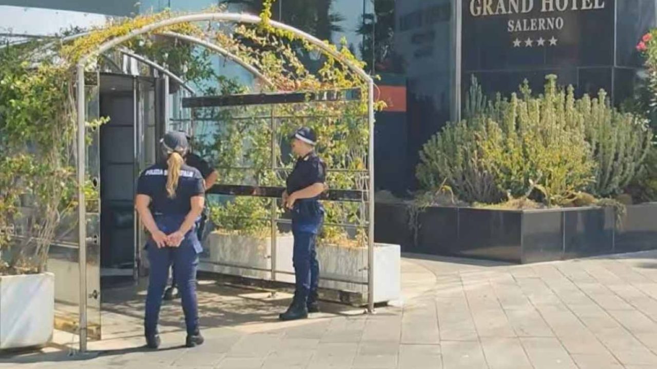 Grand Hotel Salerno chiuso: la Polizia municipale interviene per debiti milionario con il Comune
