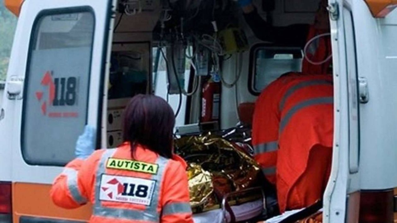 Motociclista 27enne in gravi condizioni dopo incidente a Castellabate: la comunità in apprensione