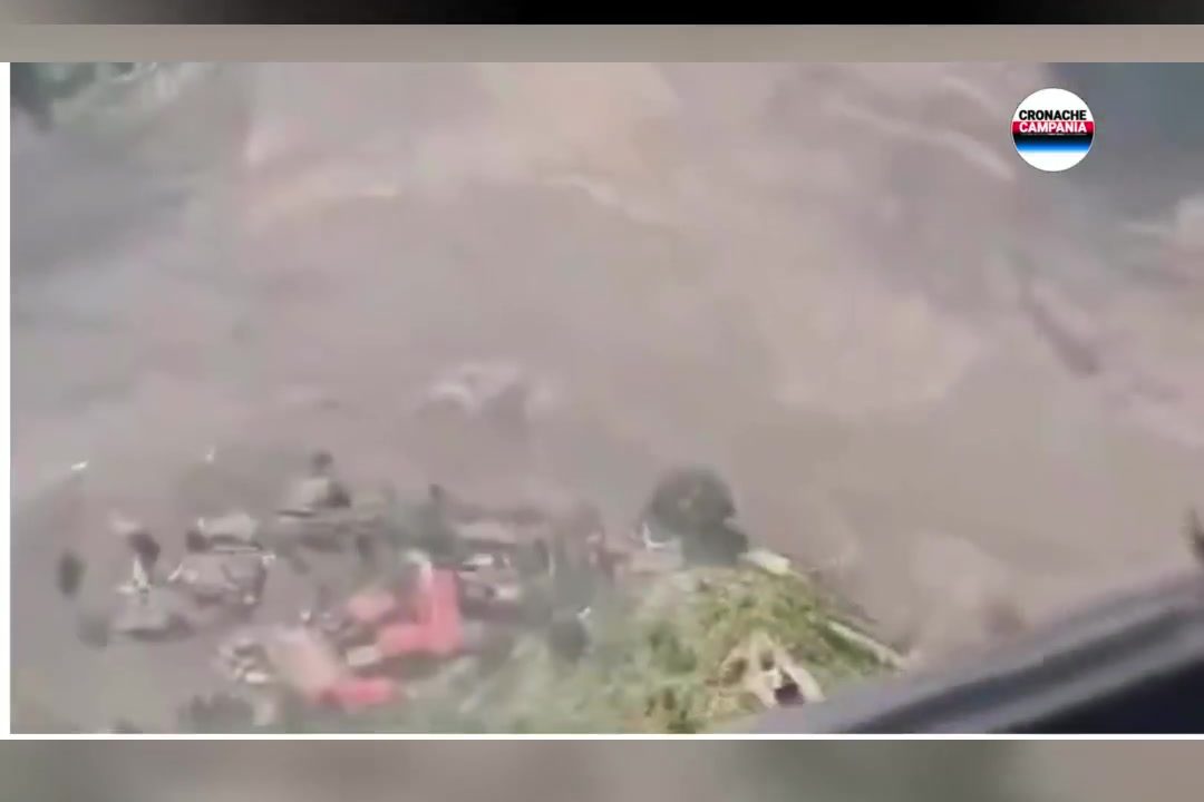 Un terremoto di magnitudo 4.4 ha innescato una frana e una violenta alluvione tra Tibet e Nepal. Centinaia i dispersi. #Nepal #Tibet #terremoto #alluvione