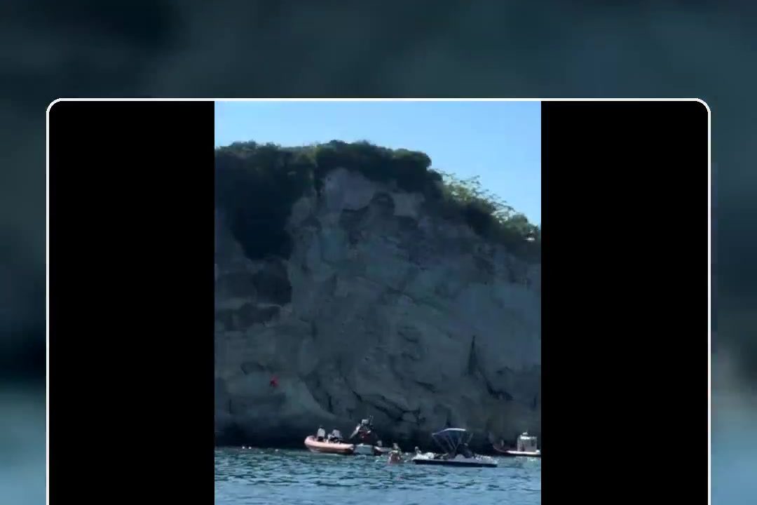 Paura a Bacoli: un giovane si arrampica sulla scogliera dello Schiacchietiello e rimane bloccato. Salvato da Vigili del Fuoco e Guardia Costiera. #Bacoli #soccorso #vigilidelfuoco