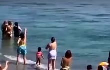 Bagnante nuota a perdifiato pensando di essere inseguito da uno squalonnGuarda il nuovo approfondimento. #video #news #approfondimento