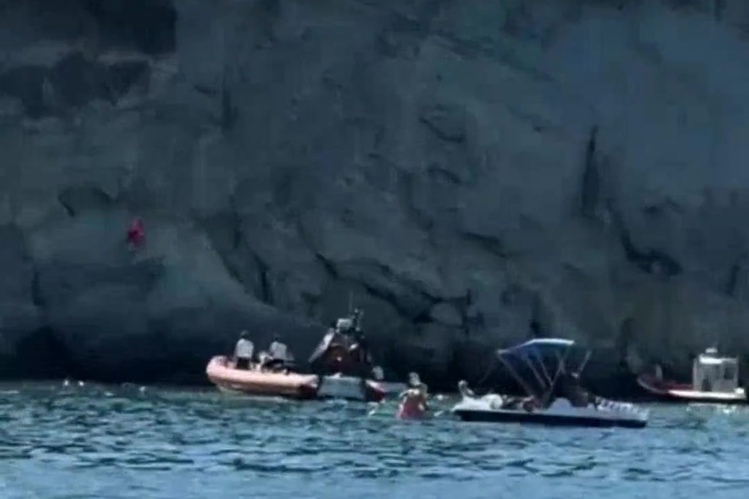 Paura a Bacoli: un giovane si arrampica sulla scogliera dello Schiacchietiello e rimane bloccato. Salvato da Vigili del Fuoco e Guardia Costiera. #Bacoli #soccorso #vigilidelfuoco