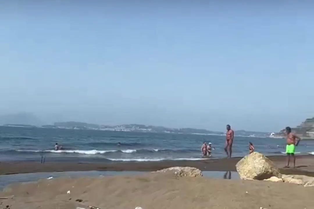 A Bagnoli torna l’incubo rifiuti. Tra inciviltu00e0 e carenza di servizi, la spiaggia libera u00e8 sommersa dal degrado a poche settimane dall’America’s Cup. #Bagnoli #Napoli #Degrado