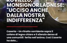 Caserta – Un ritratto sorridente sopra il cofano di legno chiaro e il silenzio denso di una comunitu00e0 ferita nell’anima.nn#Caserta #Clochardomicidio #Funerali #Indifferenza