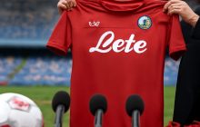 Maglia rossa del Napoli, omaggio o vetrina? Tra passione e conto salato per i tifosi