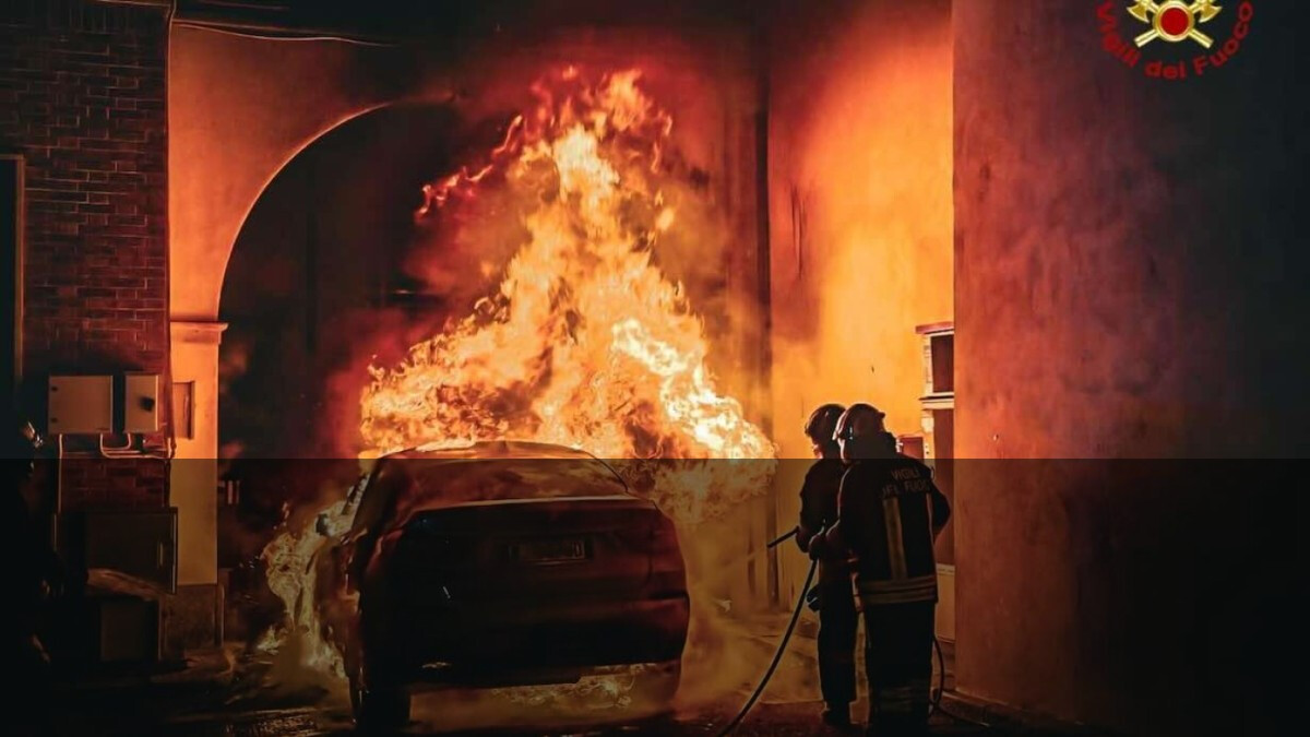 Incendiano l’auto per un ‘no’ allo spaccio: tre fermi a Napoli