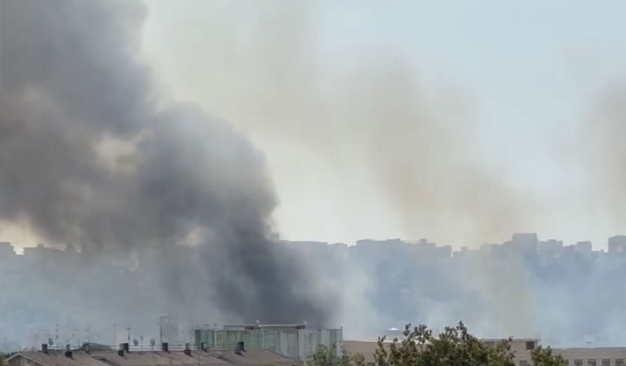 Incendio impressionante a Soccavo: colonna di fumo nero avvolge la zona e allerta i soccorsi