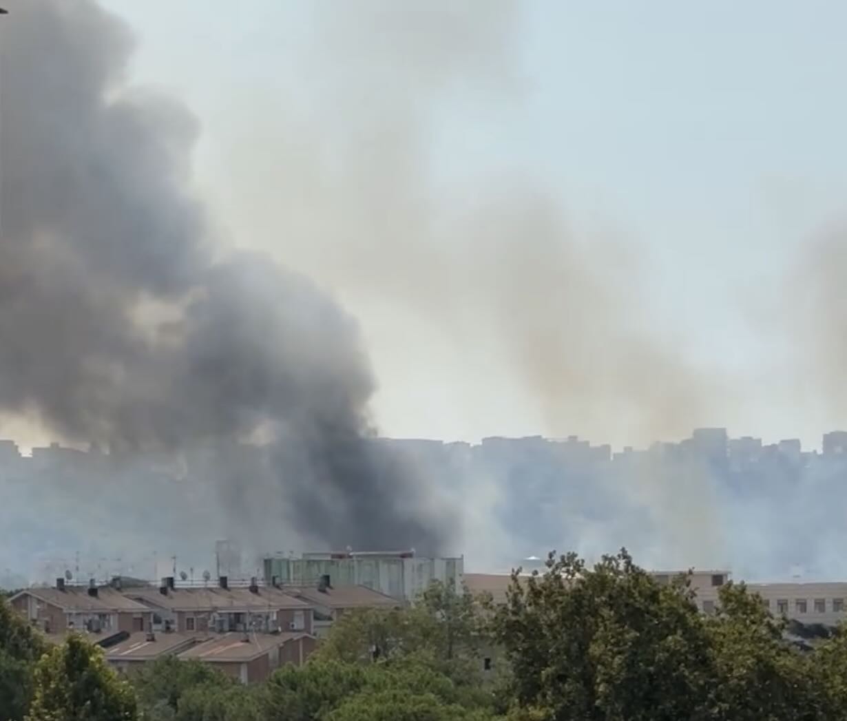 Incendio impressionante a Soccavo: colonna di fumo nero avvolge la zona e allerta i soccorsi