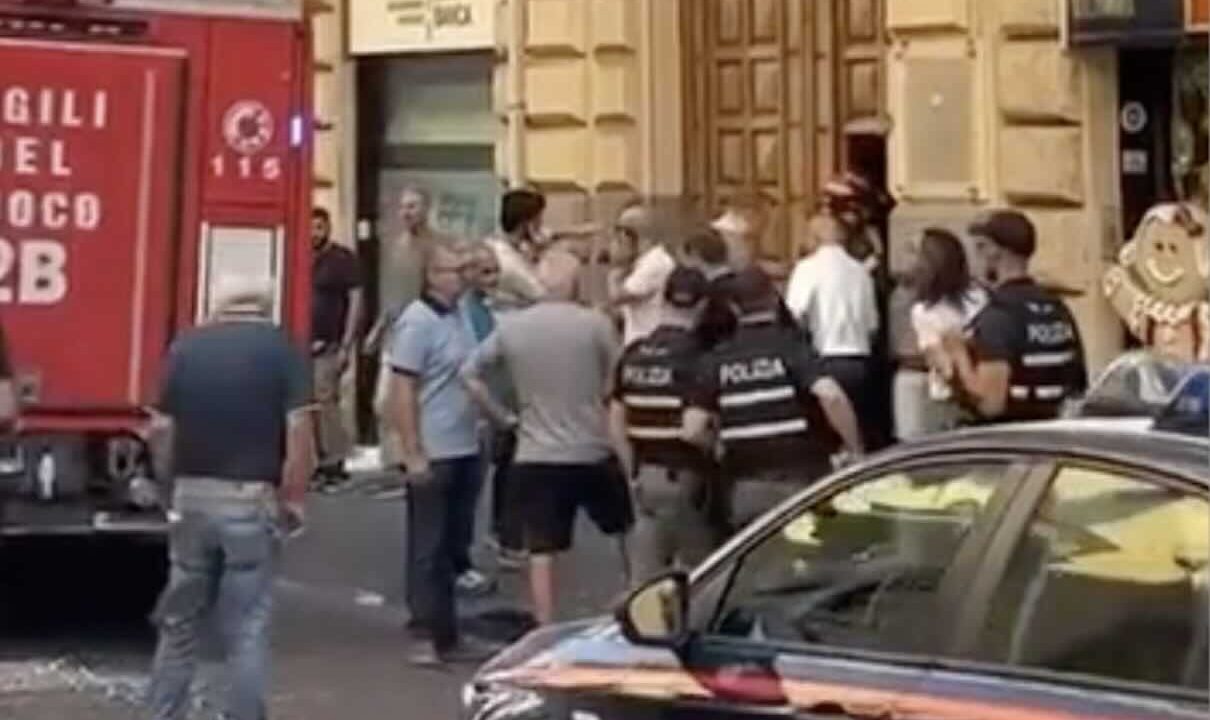 Fiamme al Comune di Napoli: il portone d’ingresso ridotto in cenere