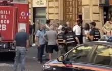 Fiamme al Comune di Napoli: il portone d’ingresso ridotto in cenere