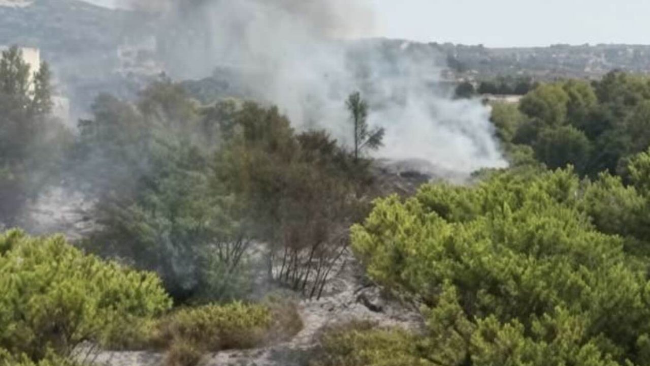 Fiamme nel Rione Traiano: chiusura di emergenza per il Parco Costantino a Napoli