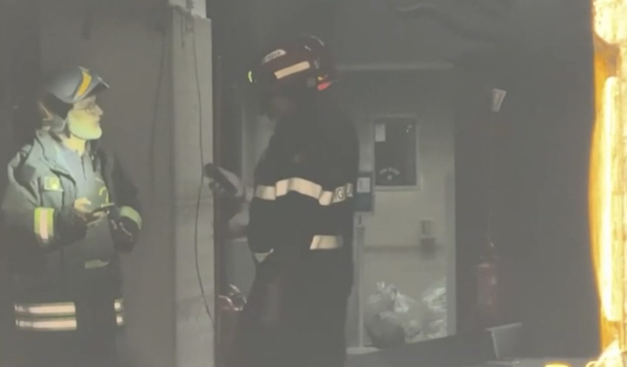 Fumo al Consiglio comunale di Napoli: incendio causato dalle alte temperature, ma nessun ferito