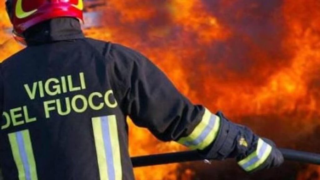 Napoli, incendio devastante in concessionaria: gli inquirenti indagano sulle cause e non escludono la dolosità