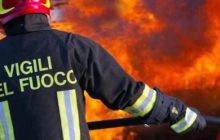 Napoli, incendio devastante in concessionaria: gli inquirenti indagano sulle cause e non escludono la dolosità