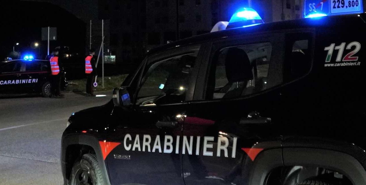 Inseguimento ad alta velocità a Qualiano: i Carabinieri bloccano due fuggitivi dopo speronamento e incidente.