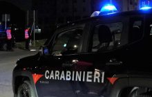 Inseguimento ad alta velocità a Qualiano: i Carabinieri bloccano due fuggitivi dopo speronamento e incidente.