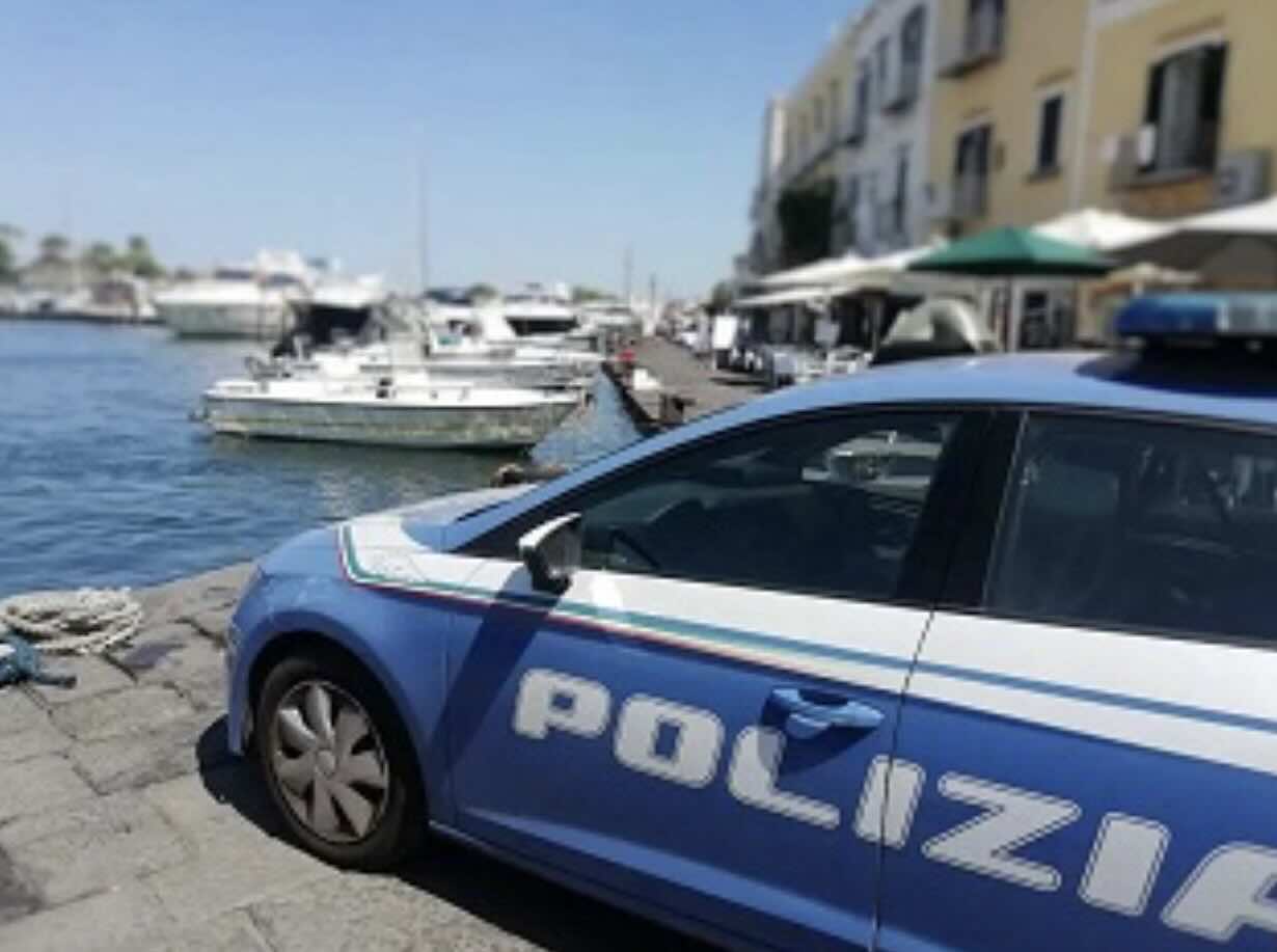 Rafforzato il presidio della Polizia a Ischia: oltre 160 identificazioni e violazioni al Codice di Navigazione accertate
