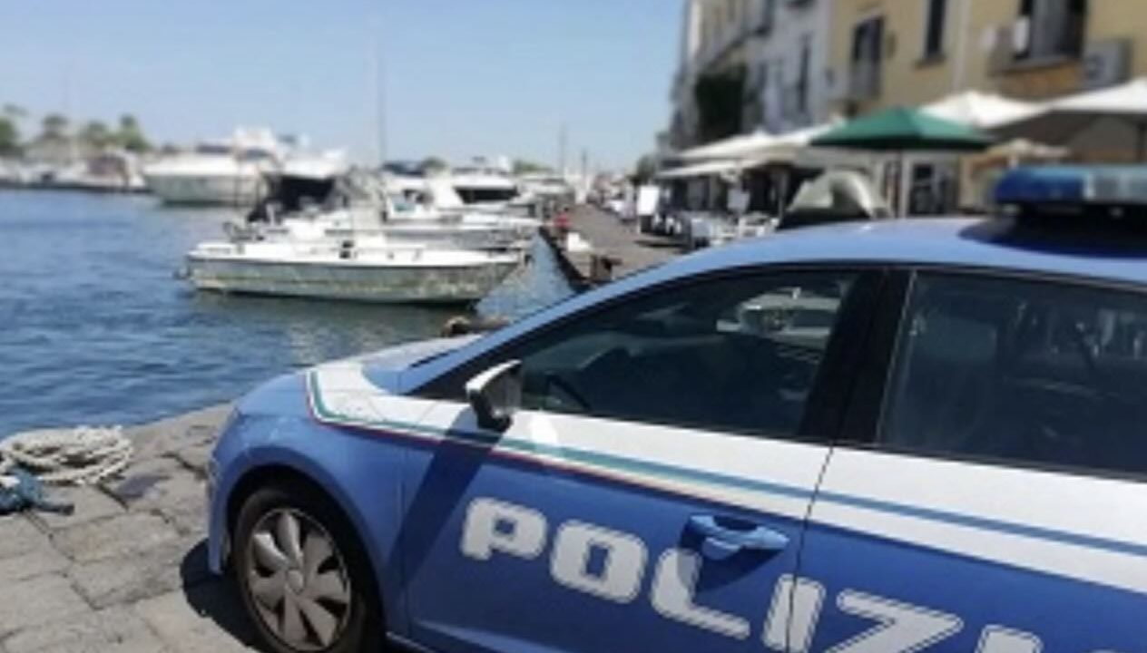 Ischia, violenza in famiglia: uomo arrestato dopo aver accoltellato il figlio per difendere la moglie