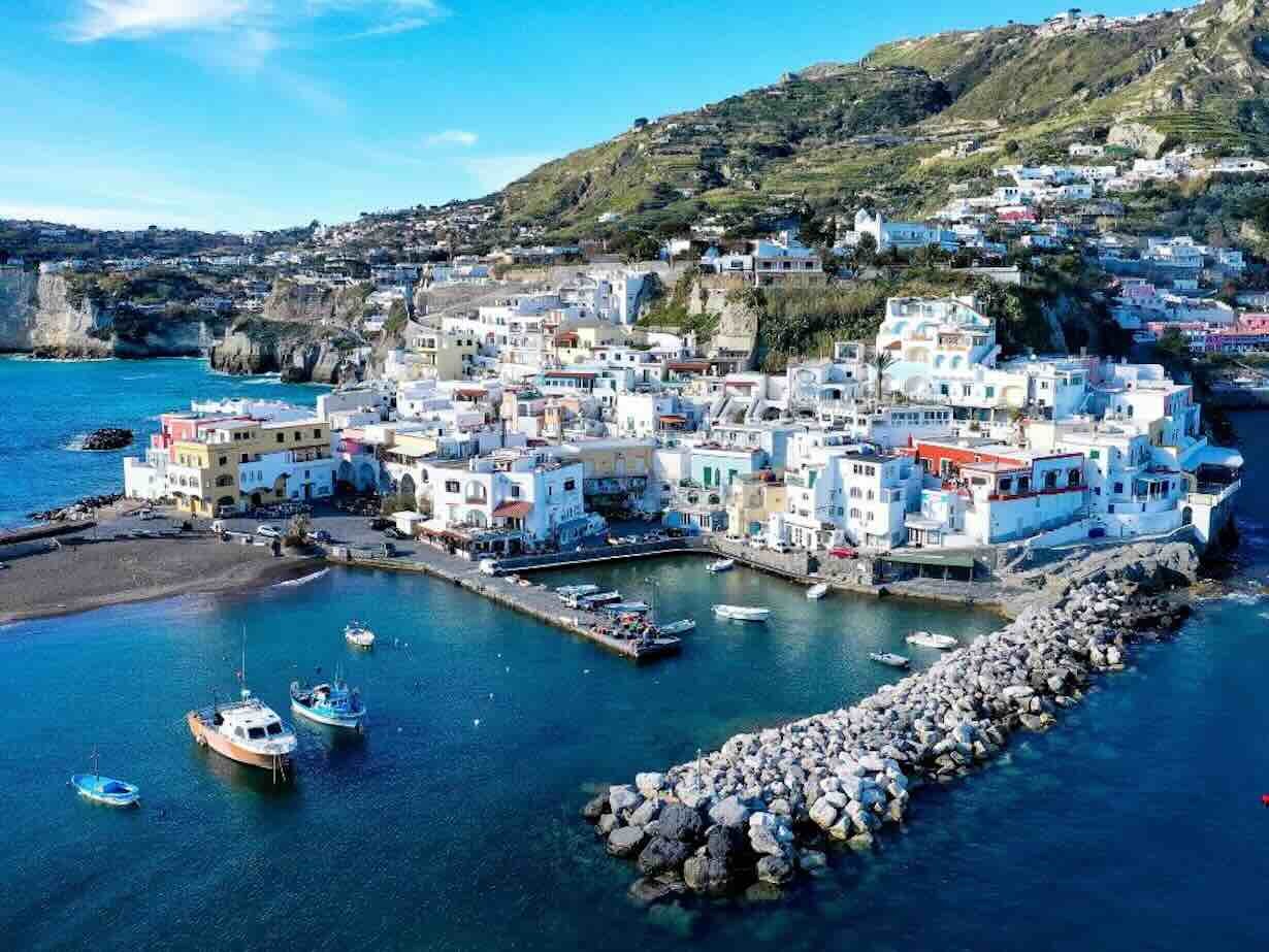 Ischia, rapine in casa: anziani aggrediti dopo un raggiro, la comunità chiede sicurezza