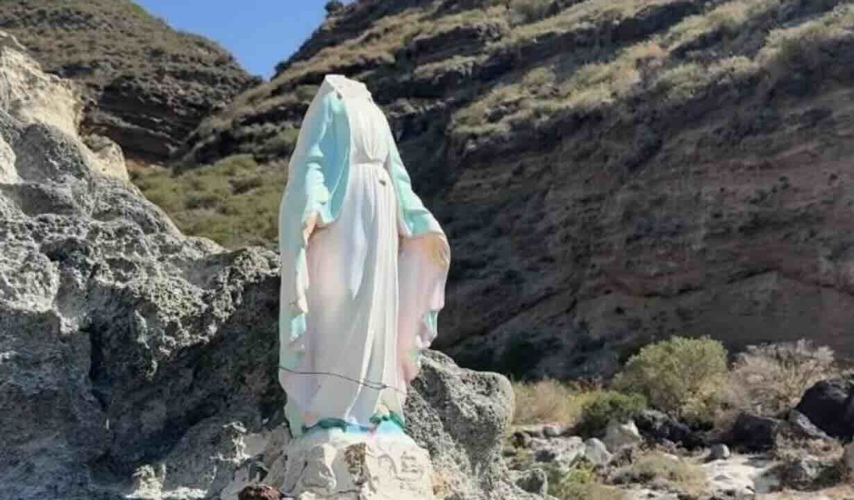 Vandali si accanisco sulla Madonnina della Pelara: la comunità di Forio risponde con la voglia di resistere e restaurare il simbolo locale