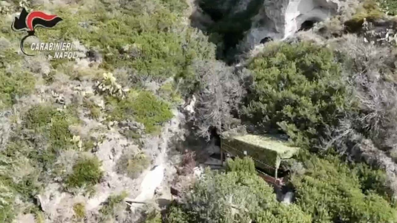 Scoperta una struttura abusiva a Ischia: un mini-resort in zona a rischio frana sequestrato dai Carabinierix