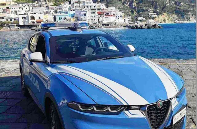 Ischia, potenziati i controlli della Polizia: focus su minorenni e irregolarità commerciali dopo episodi recenti