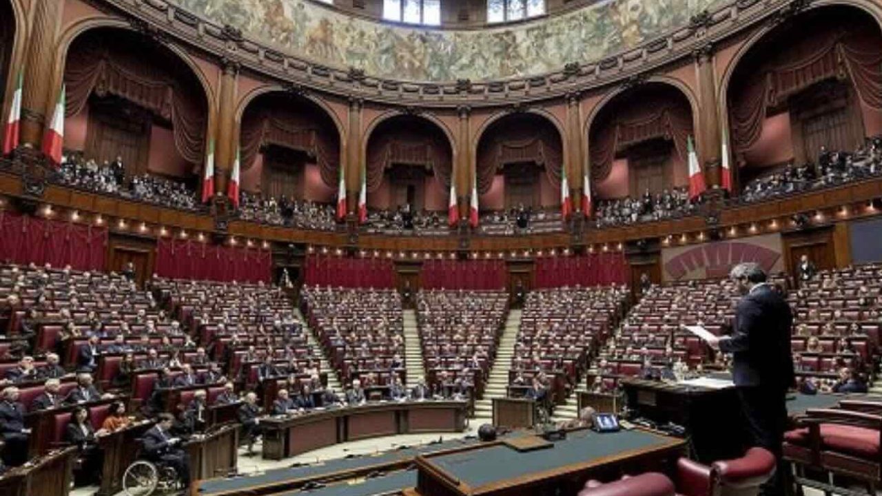 Bagarre in Aula: tensione per le chat di Delmastro, accusati Scalfaro e Borsellino