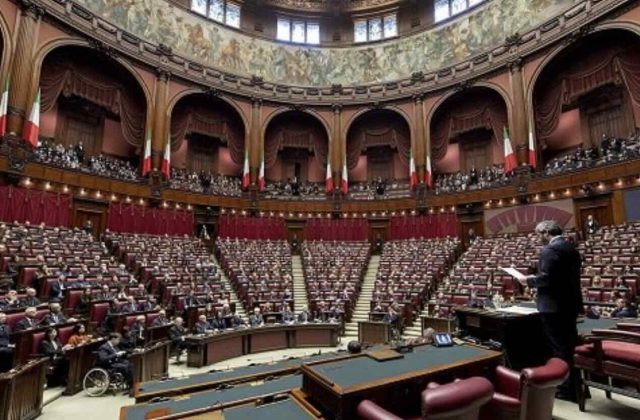 Bagarre in Aula: tensione per le chat di Delmastro, accusati Scalfaro e Borsellino