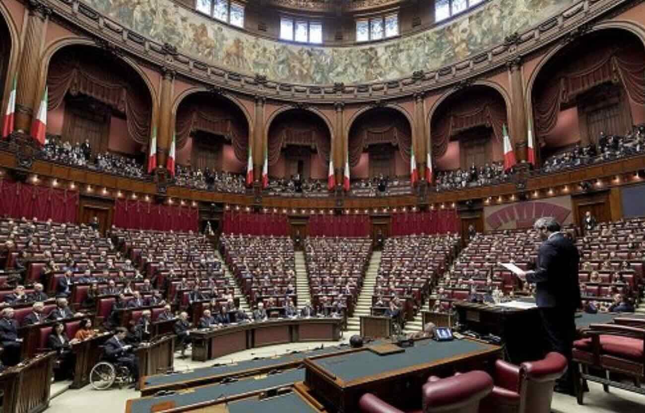 Bagarre in Aula: tensione per le chat di Delmastro, accusati Scalfaro e Borsellino