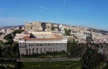 La Certosa come palcoscenico: tra mito, selfie e tutela