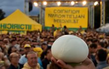 Mozzarella in passerella: applausi, selfie e promesse in attesa di fatti