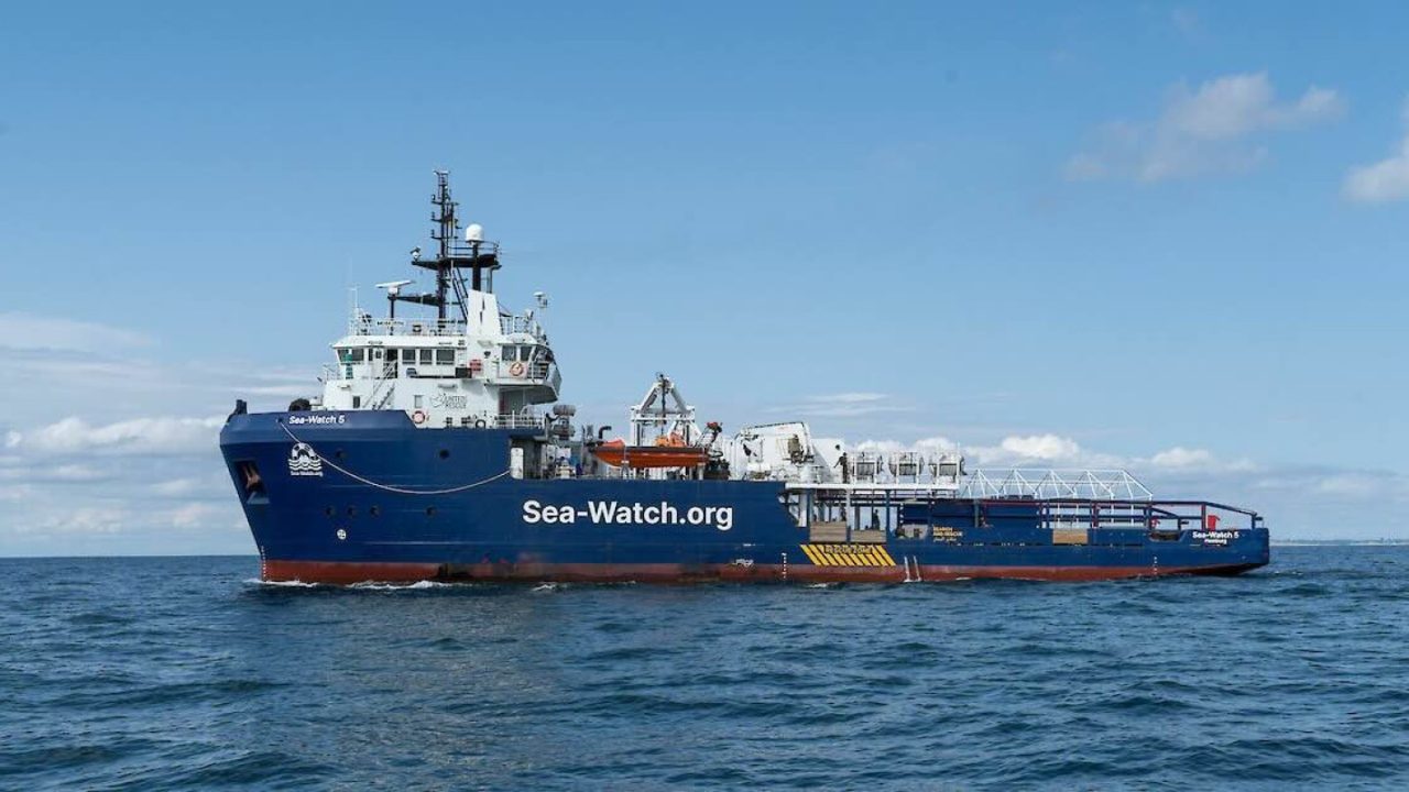 Sbarco ai porti di Napoli: accolti sei migranti dalla Sea Watch 5, tra cui tre minori non accompagnati