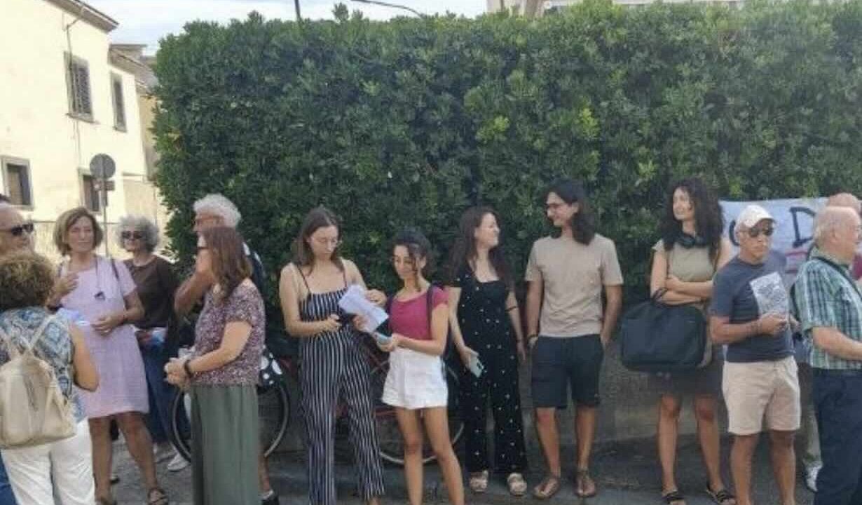 Pozzuoli in protesta: cittadini uniti contro il silenzio delle istituzioni sul rischio terremoti