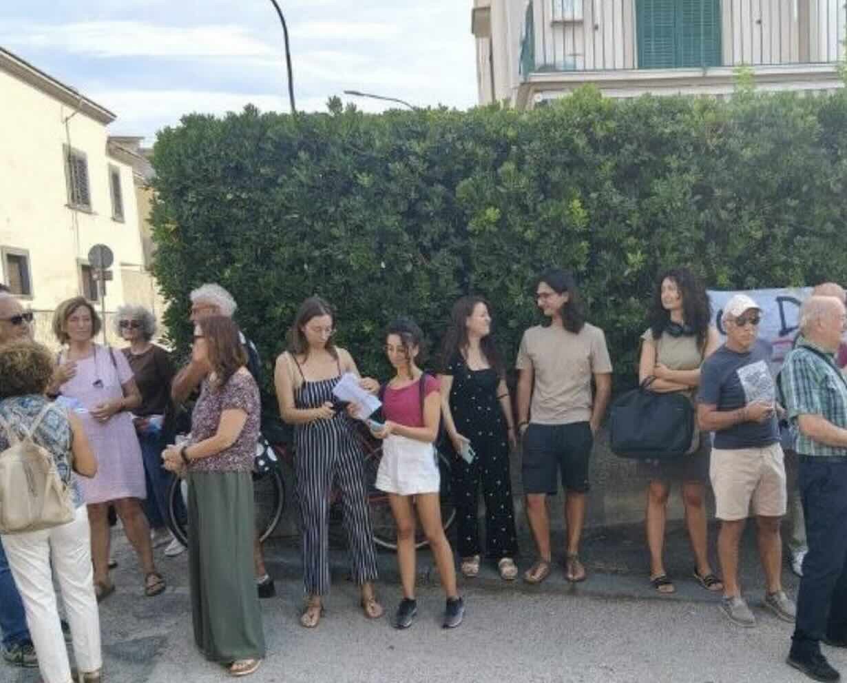 Pozzuoli in protesta: cittadini uniti contro il silenzio delle istituzioni sul rischio terremoti