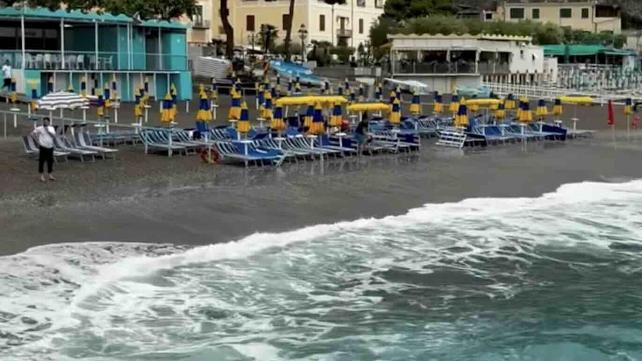 Maiori, Arpac rassicura: il mare è balneabile nonostante la mucillagine temporanea