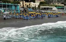 Maiori, Arpac rassicura: il mare è balneabile nonostante la mucillagine temporanea