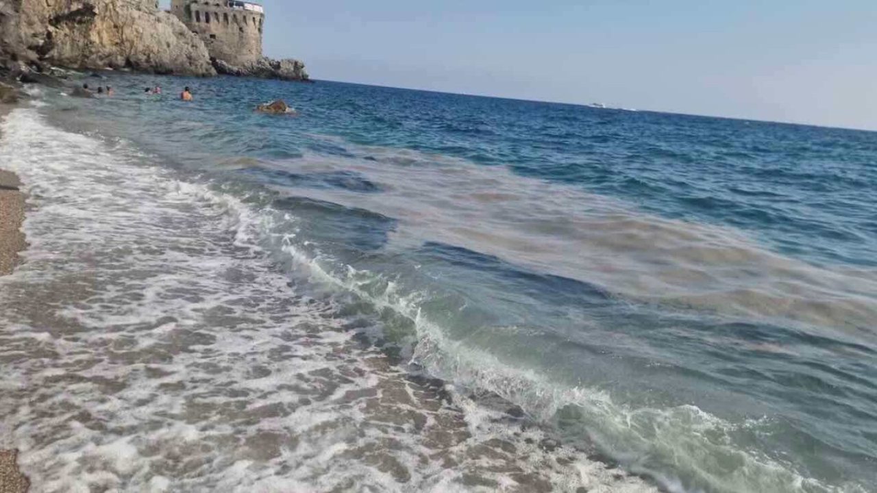 Mare inquinato a Maiori: bagnanti preoccupati per schiuma e sostanze oleose sulla spiaggia