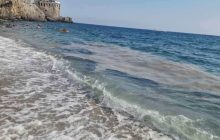 Mare inquinato a Maiori: bagnanti preoccupati per schiuma e sostanze oleose sulla spiaggia