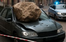 Masso si stacca e colpisce un’auto a Napoli: segnali di un territorio a rischio?