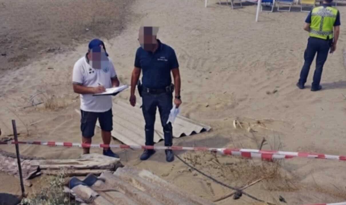 Sequestrata discarica abusiva a pochi passi dalla spiaggia di Mondragone: materiali pericolosi a rischio per i bagnanti