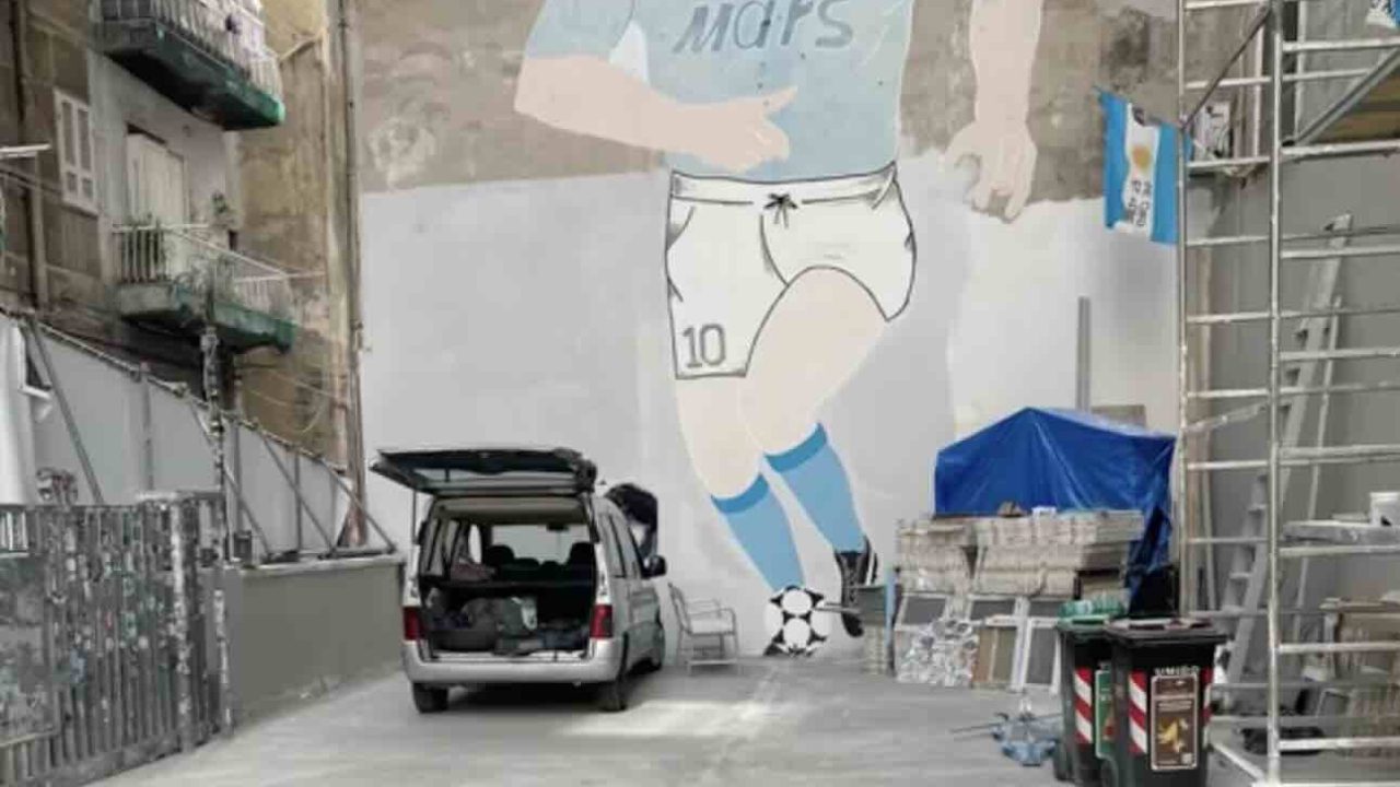 Ritardi nella riapertura del murale di Maradona: proteste in rete mentre i lavori giungono al termine