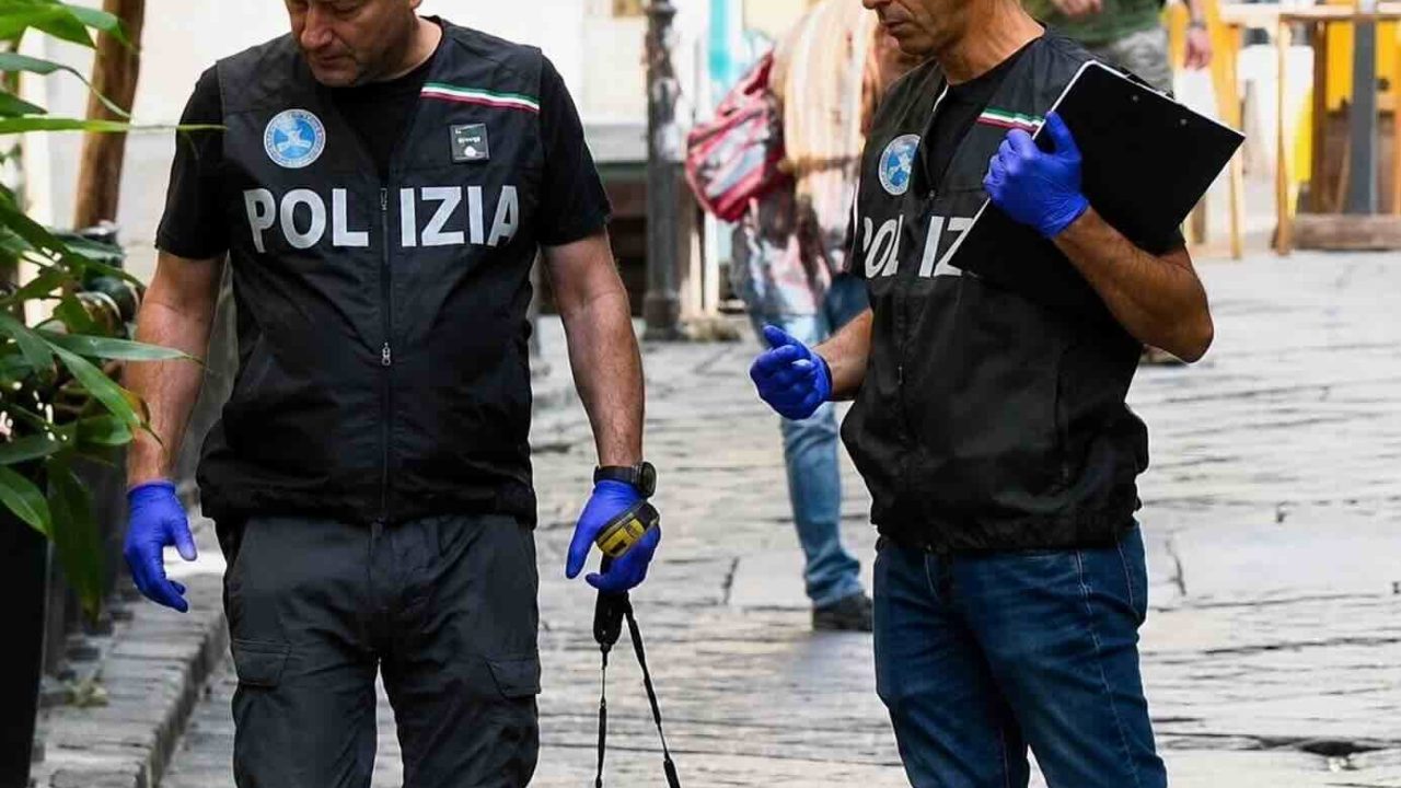 Napoli, secondo arresto per i pistoileri di via San Sebastiano: tensione e mistero sul commando
