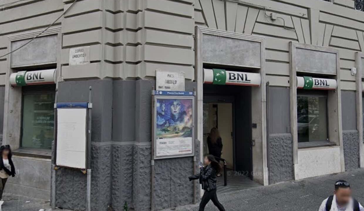 Furto sventato in pieno giorno a Napoli: violenta colluttazione con la polizia, tre agenti feriti