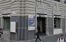 Furto sventato in pieno giorno a Napoli: violenta colluttazione con la polizia, tre agenti feriti